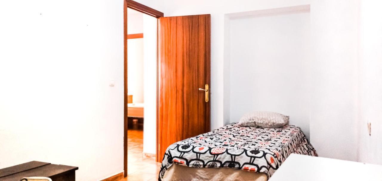 Room In Malaga Center, Homestay "Window To Road" - Habitacion En Apartamento, Ventana A La Careterra! 外观 照片