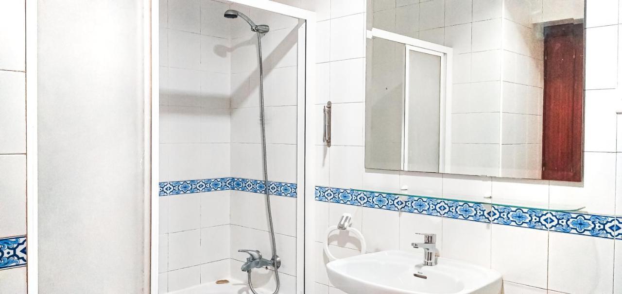 Room In Malaga Center, Homestay "Window To Road" - Habitacion En Apartamento, Ventana A La Careterra! 外观 照片
